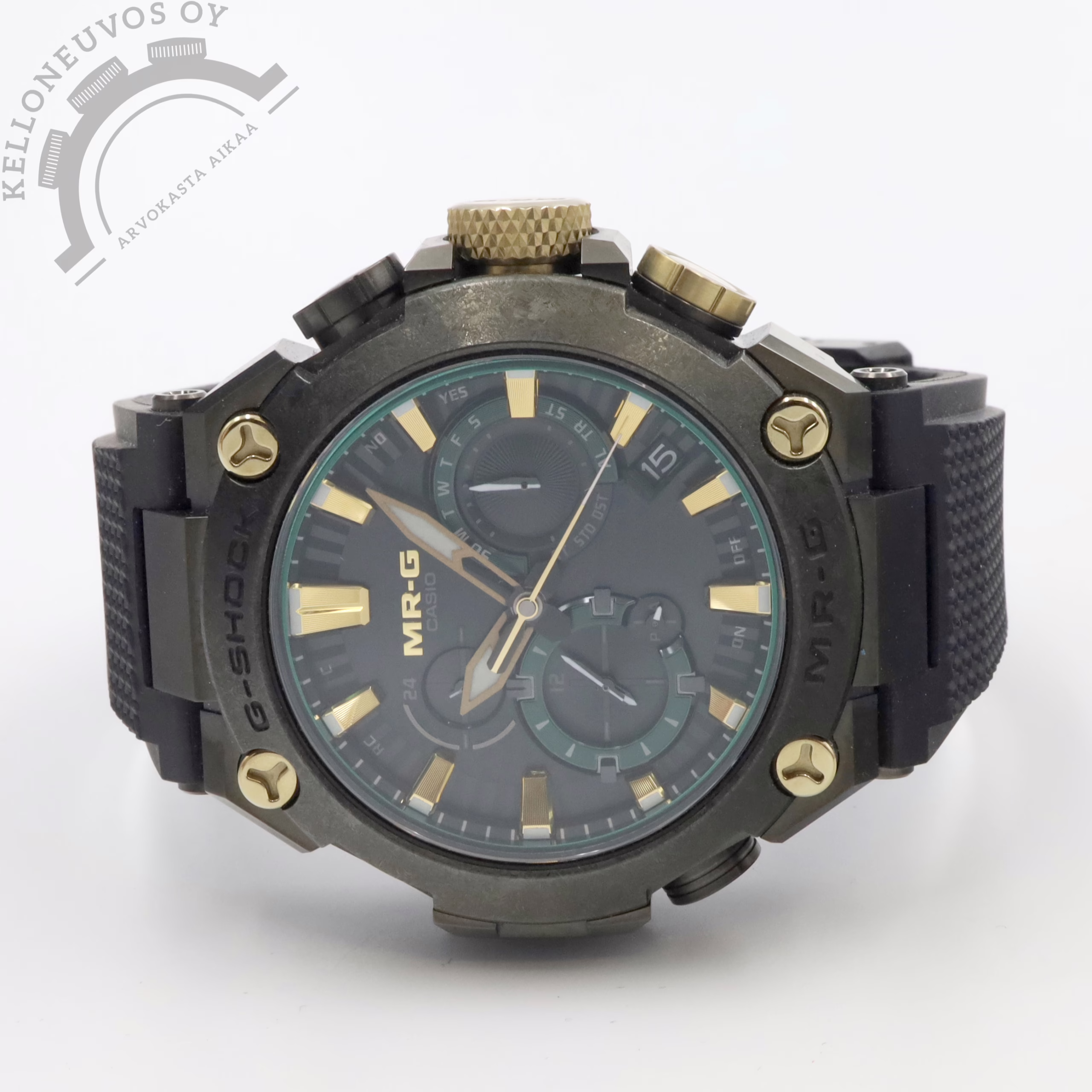 Casio G-Shock MR-G MRG-B2000RG-3ADR 1 Tarjolle Casio G-Shock jossa toimintoja enemmän kuin laki sallii. Tämä kello pysyy varmasti ajassa paikasta riippumatta GPS-paikannuksen sekä radioaaltoja yhdistämällä. Paristojen vaihdostakaan ei tarvitse huolta kantaa koska se saa virtansa auringon valosta. Jykevä titaaninen kuori laadukkaalla kumirannekkeella ja titaanisoljella varusteltuna. Ja vaikka kellolla on kokoa painaa se silti ainoastaan 138g. Full set, kellon takuukortti on päivätty kotimaisen jälleenmyyjän toimesta 3/2026. Uuden ovh. 3600e. Kumiranneketta lyhennetty niin että se mahtuu max 19cm ranteeseen.