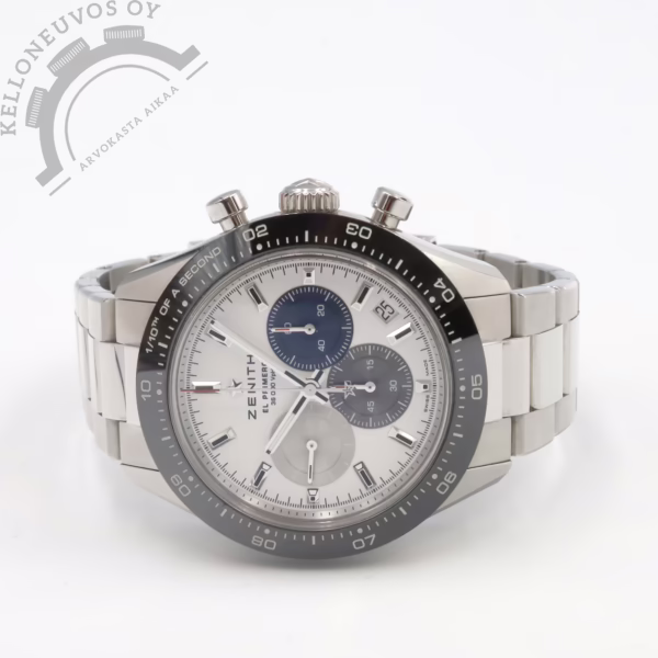 Tarjolle tajuttoman upea, "Daytonan tappaja", Zenith Chronomaster Sport. Valkoisella taululla jossa upeat näyttävyyttä lisäävät pikkutaulut sekä päivyri. Musta keraaminen kehä, teräksinen kuori sekä laadukas teräsranneke. Mukana myös upeasti kelloon istuva sininen merkin oma Blue Cordura-effect nahkaranneke. Koneistona toimii erittäin tarkkakäyntinen Zenith El Primero 3600 -automaattikoneisto jolle luvataan 60h käyntivara. Full set, kellon paperit on leimattu kotimaisen jälleenmyyjän toimesta 8/2022. Kellon suositushinta uutena 11 800e.