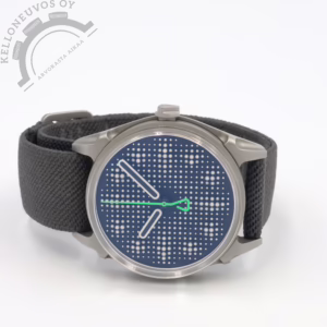 Tarjolle loppuunmyyty 299 -kappaleen Limited Edition Kollokium Projekt 01 - Variant "D". Upealla mattamustalla taululla joka koostuu 468 käsin kiinnitetystä ja hiekkapuhalletuista sylinterimäisistä indeksielementeistä eri halkaisijoilla ja korkeuksilla. Grade X1 Super-LumiNova vihreällä hehkulla jota elementtien kärkiosissa. Mustat osoittimet joissa reunat samaa lumea kuin elementeissä joka tuo näille kelluvan vaikutelman. Fluoresoiva vihreä sekuntiosoitin kruunaa taulun kokonaisuuden. Teräksinen 2-osainen kuori jossa kupera "box" tyylinen lasi. Rannekkeena elastinen tekstiiliranneke die-cast soljella varusteltuna. Koneistona toimii La Joux-Perret G101- automaattikoneisto jossa noin 68h käyntivara. Full set, kellon takuu on aktivoitu 10/2024.