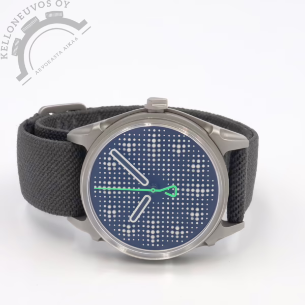 Tarjolle loppuunmyyty 299 -kappaleen Limited Edition Kollokium Projekt 01 - Variant "D". Upealla mattamustalla taululla joka koostuu 468 käsin kiinnitetystä ja hiekkapuhalletuista sylinterimäisistä indeksielementeistä eri halkaisijoilla ja korkeuksilla. Grade X1 Super-LumiNova vihreällä hehkulla jota elementtien kärkiosissa. Mustat osoittimet joissa reunat samaa lumea kuin elementeissä joka tuo näille kelluvan vaikutelman. Fluoresoiva vihreä sekuntiosoitin kruunaa taulun kokonaisuuden. Teräksinen 2-osainen kuori jossa kupera "box" tyylinen lasi. Rannekkeena elastinen tekstiiliranneke die-cast soljella varusteltuna. Koneistona toimii La Joux-Perret G101- automaattikoneisto jossa noin 68h käyntivara. Full set, kellon takuu on aktivoitu 10/2024.