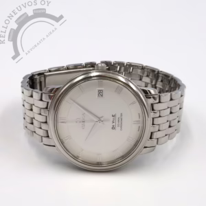 Tarjolle klassisen tyylikäs Omega De Ville. Selkeälukuisella hopeisella taululla jossa päivyri sekä roomalaiset indeksit. Kiillotettu teräksinen kuori jonka etupuolta suojaa safiirilasi. Kokonaisuuden kruunaa erittäin mukavan ranneistuvuuden omaava kuusirivinen kiillotettu teräsranneke. Teräksisen takakannen alla tikkaa erittäin tarkoin käyntiarvoin Omega 2500 -automaattikoneisto. Kelloa seuraa Omegan huoltoboksi ja käyntitesti tulokset. Rannekkeessa mittaa noin 18,5cm ranteelle. Takakannessa kevyt kaiverrus joka huomioitu hinnassa.
