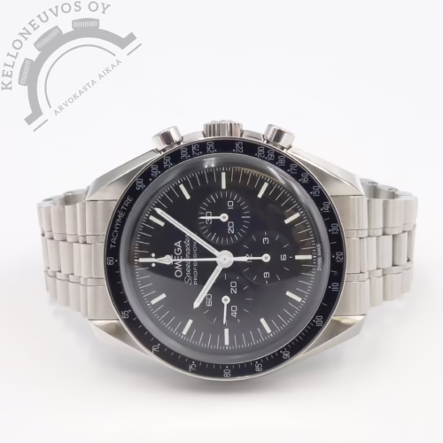 Tarjolle siistissä kunnossa oleva Omega Speedmaster Moonwatch. Mukavassa 42mm koossa uudella ja paljon edeltäjäänsä paremmaksi kehutulla rannekkeella. Kellossa hesaliittilasike, teräksinen kuori sekä niinikään teräksinen takakansi jonka alla tikkaa nätisti Omegan METAS sertifioitua 3861 manuaali-kaliiperi jossa 50 tunnin käyntivara. Full set, kellon takuukortti on päivätty kotimaisen jälleenmyyjän toimesta 4/2022. Uuden vastaavan svh. 8 000e.