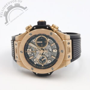 Tarjolle tajuttoman upea sekä silmiinpistävän näyttävä Hublot Big Bang Unico King Gold. Älyttömän hienolla skeleton taululla josta löytyy päivyri, ajanotto, pikkusekunnit sekä kultaiset osoittimet ja indeksit. 18K Hublotin omasta King Gold materiaalista valmistettu kuori, kehä sekä nupit. Laadukas musta kumiranneke omalla linkkulukolla joka valmistettu PVD-pinnoitetusta titaanista ja 18K King Gold materiaalista kruunaavat kokonaisuuden. Safiirilasit molemmin puolin runkoa, takakannen läpi pääset ihastelemaan hienosti viimeisteltyä Hublotin HUB1280 UNICO Flyback- automaattikonistoa jossa 72h käyntivara. Kyseessä on täys setti ja kellon e-warranty on aktivoitu 6/2022. Kunnoltaan tämä yksilö on lähes virheetön. Kellon ovh. 46 800e joten tästä huippuhienoa jalometallia omaa rannetta koristamaan hyvin sopivasti.