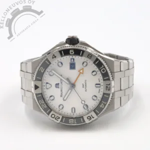 Tarjolle upeassa kunnossa ja tuoreella takuutodistuksella oleva Maurice Lacroix Aikon Venturer GMT. Selkeälukuisella valkoisella taululla josta löytyy päivyri sekä GMT-kaksoisaika osoitin. Teräksinen kuori 24h kehällä yhdistettynä laadukkaaseen viisiriviseen teräsrannekkeeseen jossa perhoslukko. Mukaan lisäksi merkin oma oranssi kumiranneke omalla soljella joka erikseen ostettu. Rannekkeiden vaihtoa nopeuttaa kätevä pikakiinnitys. Safiirilasi suojaa kellon etupuolta kun taas teräksisen takakannen alla tikkaa nätisti ML165- automaattikoneisto jossa 42h käyntivara. Full set, kellon takuukuitti on päivätty 2/2025. Ovh. 2850e.