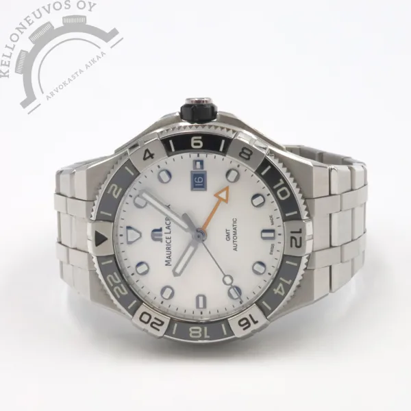 Tarjolle upeassa kunnossa ja tuoreella takuutodistuksella oleva Maurice Lacroix Aikon Venturer GMT. Selkeälukuisella valkoisella taululla josta löytyy päivyri sekä GMT-kaksoisaika osoitin. Teräksinen kuori 24h kehällä yhdistettynä laadukkaaseen viisiriviseen teräsrannekkeeseen jossa perhoslukko. Mukaan lisäksi merkin oma oranssi kumiranneke omalla soljella joka erikseen ostettu. Rannekkeiden vaihtoa nopeuttaa kätevä pikakiinnitys. Safiirilasi suojaa kellon etupuolta kun taas teräksisen takakannen alla tikkaa nätisti ML165- automaattikoneisto jossa 42h käyntivara. Full set, kellon takuukuitti on päivätty 2/2025. Ovh. 2850e.