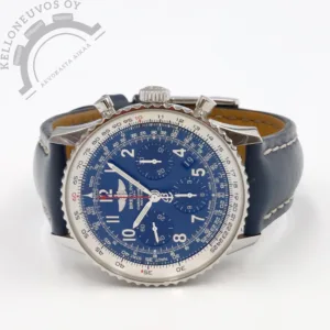 Tarjolle tajuttoman upea sekä harvemmin tarjolla oleva sinisellä taululla varustettu Limited Edition Navitimer. Kelloa valmistettu ainoastaan rajattu 1000kpl erä. Näyttävällä sinisellä taululla josta löytyy ajanotto, päivyri sekä pikkusekunnit. Kiillotettu teräksinen kuori yhdistettynä laadukkaaseen siniseen nahkarannekkeeseen omalla soljella kruunaa kokonaisuuden. Safiirilasit molemmin puolin runkoa, takakannen läpi pääset ihastelemaan Breitling B01 -automaattikoneistoa jossa 70h käyntivara. Full set, kellon elektroninen takuukortti on aktivoitu 2/2020.
