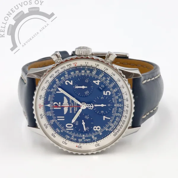Tarjolle tajuttoman upea sekä harvemmin tarjolla oleva sinisellä taululla varustettu Limited Edition Navitimer. Kelloa valmistettu ainoastaan rajattu 1000kpl erä. Näyttävällä sinisellä taululla josta löytyy ajanotto, päivyri sekä pikkusekunnit. Kiillotettu teräksinen kuori yhdistettynä laadukkaaseen siniseen nahkarannekkeeseen omalla soljella kruunaa kokonaisuuden. Safiirilasit molemmin puolin runkoa, takakannen läpi pääset ihastelemaan Breitling B01 -automaattikoneistoa jossa 70h käyntivara. Full set, kellon elektroninen takuukortti on aktivoitu 2/2020.