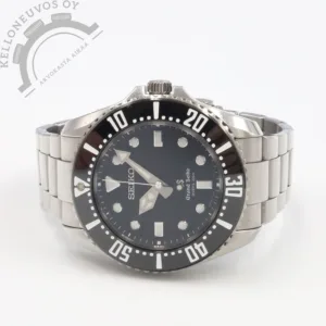 Tarjolle upea Grand Seiko Diver. Selkeälukuisella mustalla taululla jossa isot selkeät osoittimet loistavaa lumetta unohtamatta. Teräksinen kuori mustalla sukeltajan kehällä varustettuna. Kokonaisuuden kruunaa laadukas teräsranneke pikasäädettävällä claspilla. Koneistona toimii tarkkakäyntinen Grand Seiko 9F61 -kvartsikoneisto jonka käyntitarkkuus +-10 sekuntia vuodessa. Pelkkä kello, tarvike laatikko sekä dokumentti pariston vaihdosta 3/2025.