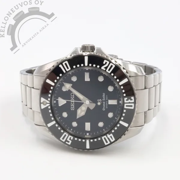 Tarjolle upea Grand Seiko Diver. Selkeälukuisella mustalla taululla jossa isot selkeät osoittimet loistavaa lumetta unohtamatta. Teräksinen kuori mustalla sukeltajan kehällä varustettuna. Kokonaisuuden kruunaa laadukas teräsranneke pikasäädettävällä claspilla. Koneistona toimii tarkkakäyntinen Grand Seiko 9F61 -kvartsikoneisto jonka käyntitarkkuus +-10 sekuntia vuodessa. Pelkkä kello, tarvike laatikko sekä dokumentti pariston vaihdosta 3/2025.