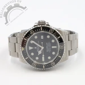 Tarjolle ikäisekseen hyvin siistissä kunnossa oleva, haluttu Sea-Dweller. Kyseistä mallia valmistettu ainoastaan vuosien 2014-2017 aikana joten valmistus määrä esim. Submariner malliin verrattuna huomattavasti rajallisempi. Selkeälukuisella mustalla taululla jossa päivyri sekä loistavan lumen omaavat osoittimet ja indeksit. Teräksinen kuori mustalla keraamisella kehällä varusteltuna. Kokonaisuuden kruunaa laadukas teräsranneke sukelusjatkolla sekä pikasäädettävällä claspilla. Safiirilasi suojaa kellon etupuolta kun taas teräksisen takakannen alla tikkaa tarkasti Rolex 3135 -automaattikoneisto. Kelloa seuraa molemmat laatikot, manuaalit, rannekkeen jatkopalat, hang tag, korttitasku sekä takuukortti. Kellon takuukortti on leimattu 1/2017.