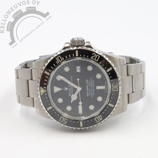 Tarjolle ikäisekseen hyvin siistissä kunnossa oleva, haluttu Sea-Dweller. Kyseistä mallia valmistettu ainoastaan vuosien 2014-2017 aikana joten valmistus määrä esim. Submariner malliin verrattuna huomattavasti rajallisempi. Selkeälukuisella mustalla taululla jossa päivyri sekä loistavan lumen omaavat osoittimet ja indeksit. Teräksinen kuori mustalla keraamisella kehällä varusteltuna. Kokonaisuuden kruunaa laadukas teräsranneke sukelusjatkolla sekä pikasäädettävällä claspilla. Safiirilasi suojaa kellon etupuolta kun taas teräksisen takakannen alla tikkaa tarkasti Rolex 3135 -automaattikoneisto. Kelloa seuraa molemmat laatikot, manuaalit, rannekkeen jatkopalat, hang tag, korttitasku sekä takuukortti. Kellon takuukortti on leimattu 1/2017.