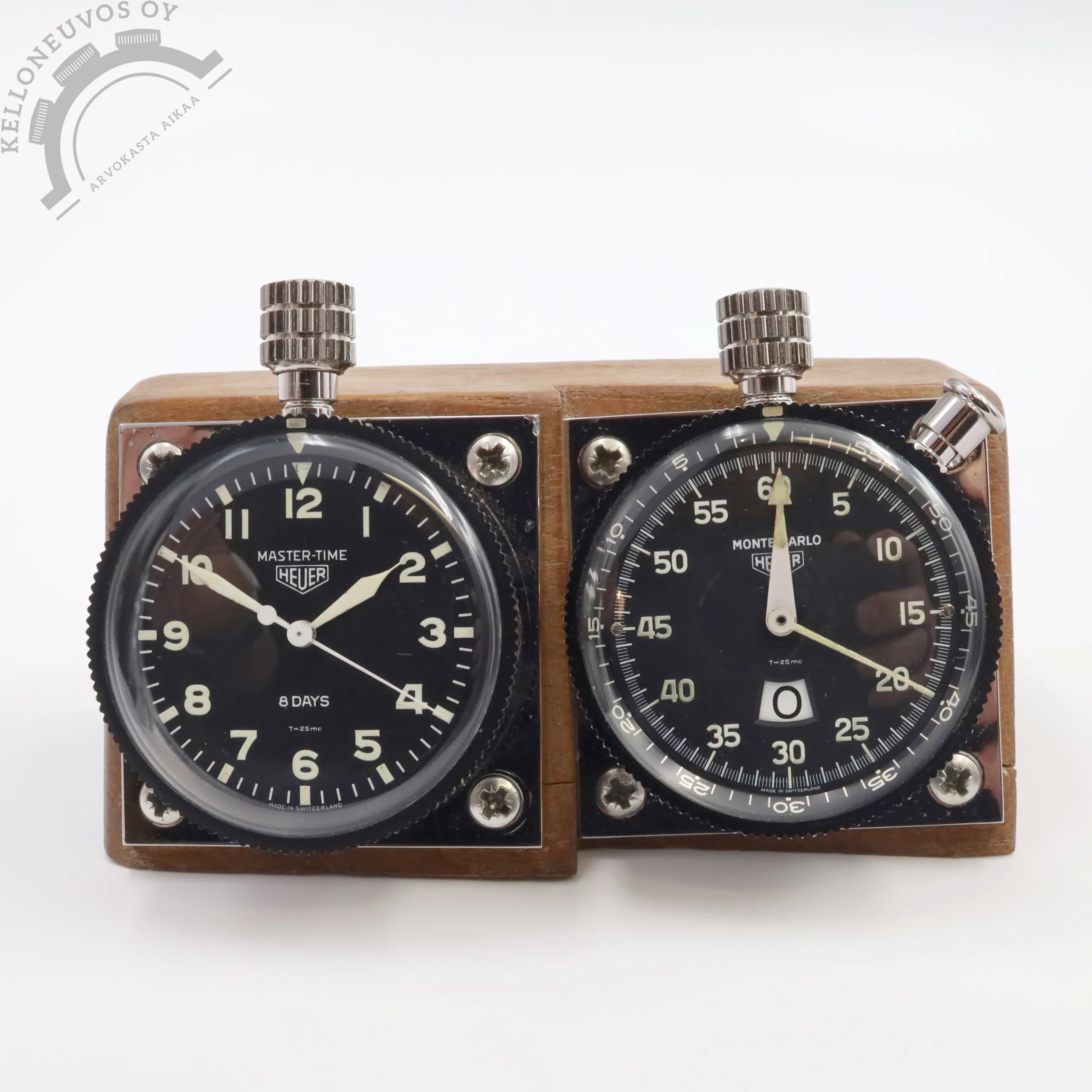 Heuer Master-Time & Monte-Carlo ralliajokellopari 1 Tarjolle herkkua jollaista ei ihan jokaiselta auton kojelaudalta tai pöydältä löydykään. Kyseessä Heuerin kojelautakellopari joka edustaa 1960-1970 -lukujen ralliautoilun kulta-aikaa. Yhdistelmä koostuu kahdesta ikonisesta mallista: Heuer Master-Time ja Heuer Monte-Carlo jotka yhdessä olivat lähes vakiovaruste monien kilpa-autojen sekä viranomaisajoneuvojen kojelaudoilla. Kyseistä paria ovat käyttäneet mm. Porsche, Lancia, Mini sekä Alpine Renault kuten myös Suomen Tulli ja poliisi. Master-Time on manuaalivetoinen, 8 päivän käyntivaralla varustettu parin ns. "pääkello" jonka selkeälukuinen kellotaulu isoilla osoittimilla sekä numeroindekseillä teki siitä helposti luettavan myös kovassa vauhdissa. Monte-Carlo taas on niinikään manuaalivetoinen ajanottokello jota käytettiin erikoiskokeiden ja aikavälien mittaamiseen. Taulun kello kuuden kohtadalta löytyy iso ikkuna joka näyttää kuluneen ajan tunneissa kun taas isompi osoitin kertoo kuluneet minuutit ja pienempi mittaa sekunnit. Tässä loistava mahdollisuus hankkia omaan harraste/ralliautoon ajokellopari joita ei liikaa tarjolla ole. Molemmat kellot on täyshuollettu 10/2025 ja ne toimitetaan kiinnitettynä kuvissa näkyvään puiseen jalustaan.