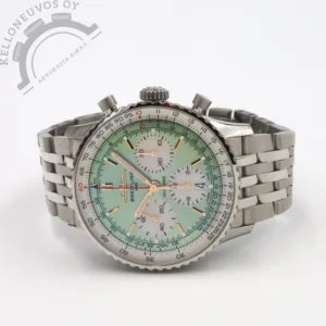 Etusivu 3 Tarjolle huippukunnossa ja osittain vielä muoveissa oleva pirteä Navitimer B01. Erittäin näyttävällä mintun vihreällä taululla josta löytyy päivyri, ajanotto sekä pikkusekunnit unohtamatta upeita kullan värisiä osoittimia ja indeksejä. Mukavassa 41mm koossa oleva teräksinen kuori jonka molempia puolia suojaa safiirilasit. Rannekkeina alkuperäinen erittäin laadukas seitsemän rivinen teräsranneke sekä kelloon erikseen ostettu niinikään merkin oma ruskea nahkaranneke omalla soljella. Safiiri takakannen läpi pääset ihastelemaan hienosti viimeisteltyä Breitling B01 -automaattikoneistoa jossa 70h käyntivara. Full set, kellon elektroninen takuukortti on aktivoitu 4/2025. Svh. 9850e.