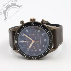 Etusivu 3 Tarjolle huippukunnossa oleva, erittäin tyylikäs Zenith Pilot Chronometro. Upealla pronssin värisellä taululla josta löytyy pikkusekunnit sekä ajanotto flyback toiminnolla. Pronssinen kuori mustalla kehällä yhdistettynä laadukkaaseen ruskeaan nupukin-nahkarannekkeeseen. Safiirilasit molemmin puolin runkoa, takakannen läpi pääset ihailemaan upeasti viimeisteltyä Zenithin El Primero 405 B -automaattikoneistoa jossa noin 50h käyntivara. Full set, kellon takuukortti on päivätty kotimaisen jälleenmyyjän toimesta 2/2023. Ovh. 8110e.