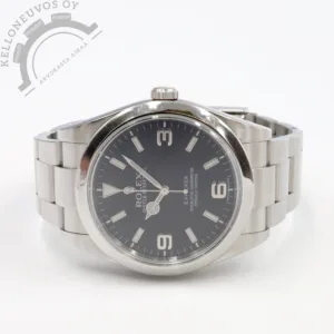 Tarjolle upea Rolex Explorer I Mark I. Erittäin selkeälukuisella mustalla taululla jossa ei mitään ylimääräistä. Teräksinen kuori sekä täyspitkä teräsranneke. Koneistona toimii loistavin käyntiarvoin tikkaava Rolex 3132- automaattikaliiperi jossa 48h käyntivara. G-sarjaa eli vuodelta 2010 ja se on RSC-huollettu 3/2022. Jonkin verran käytöstä tullutta kulumaa havaittavissa.