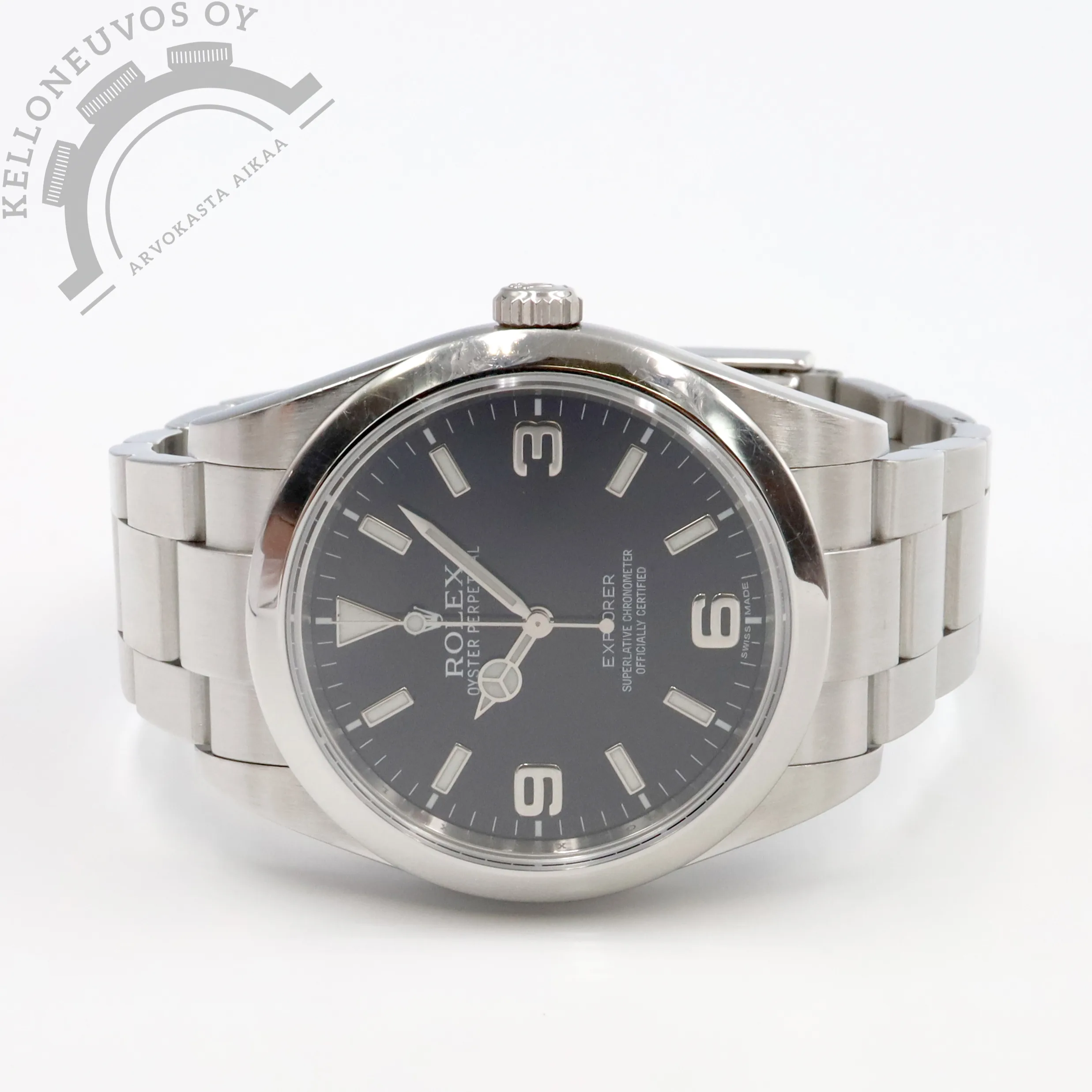 Arvokello Rolex Explorer I 39mm 1 Tarjolle upea Rolex Explorer I Mark I. Erittäin selkeälukuisella mustalla taululla jossa ei mitään ylimääräistä. Teräksinen kuori sekä täyspitkä teräsranneke. Koneistona toimii loistavin käyntiarvoin tikkaava Rolex 3132- automaattikaliiperi jossa 48h käyntivara. G-sarjaa eli vuodelta 2010 ja se on RSC-huollettu 3/2022. Jonkin verran käytöstä tullutta kulumaa havaittavissa.