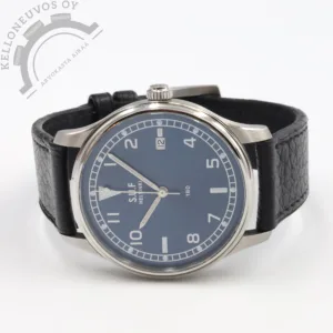 Tarjolle huippukunnossa oleva, erittäin näyttävä S.U.F Helsinki 180S. Upealla sinisen värisellä aurinkohiotulla taululla joka ei jätä ketään kylmäksi. Mallia valmistettu ainoastaan 50kpl erä joka loppuunmyyty. 38,7mm koossa oleva Outokummun teräksestä valmistettu kuori yhdistettynä laadukkaaseen mustaan hirvennahasta valmistettuun rannekkeeseen takaavat huikean lopputuloksen. Safiirilasi suojaa kellon etupuolta kun taas teräksisen takakannen alla tikkaa tarkasti Soprod A10- automaattikaliiperi. Full set, takuukortti on päivätty 8/2020.