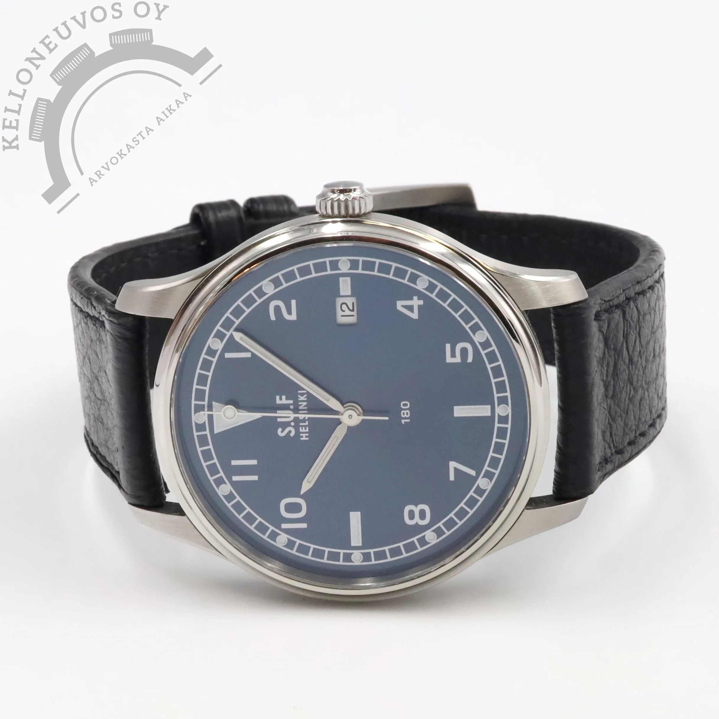 S.U.F Helsinki 180S 1 Tarjolle huippukunnossa oleva, erittäin näyttävä S.U.F Helsinki 180S. Upealla sinisen värisellä aurinkohiotulla taululla joka ei jätä ketään kylmäksi. Mallia valmistettu ainoastaan 50kpl erä joka loppuunmyyty. 38,7mm koossa oleva Outokummun teräksestä valmistettu kuori yhdistettynä laadukkaaseen mustaan hirvennahasta valmistettuun rannekkeeseen takaavat huikean lopputuloksen. Safiirilasi suojaa kellon etupuolta kun taas teräksisen takakannen alla tikkaa tarkasti Soprod A10- automaattikaliiperi. Full set, takuukortti on päivätty 8/2020.