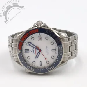 Tarjolle haluttu ja harvemmin tällaisella setillä tarjolla oleva Commander´s. Kelloa valmistettu rajattu 7007kpl erä eikä lisää tule. Upealla puhtaan valkoisella taululla jossa päivyri, valkoiset indeksit, siniset osoittimet sekä Bond teemaan kuuluva punainen sekuntiosoitin 007 logolla. Teräksinen kuori sekä hieno sini-punainen keraaminen kehä. Kokonaisuuden kruunaa laadukas teräsranneke jonka claspissa Bond 007 logo. Koneistona toimii hiljattain huollettu Omegan 2507- automaattikaliiperi 48h käyntivaralla. Full set, kellon takuukortti on päivätty 9/2017. Lisäksi kello on täyshuollettu Omegan virallisessa huollossa 12/2024.