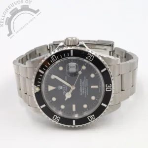 Tarjolle ikäisekseen siistissä kunnossa oleva Rolex Submariner Date. Upeasti ja tasaisesti patinoituneella alkuperäisellä tritium-taululla jossa open 6 ja 9 päivyri. Siistissä kunnossa oleva teräksinen kuori mustalla peltikehällä jossa pientä käytöstä tullutta kulumaa. Kokonaisuuden kruunaa alkuperäinen Oyster -teräsranneke jossa kaikki palat mukana. Koneistona toimii luotettava Rolex 3135 -automaattikoneisto. Kelloa seuraa molemmat laatikot, manuaalit, kalenteri (1988-1989, korttitasku, alkuperäinen takuutodistus sekä dokumentti huollosta. Kellon alkuperäinen takuutodistus on leimattu 7.7.1989 ja lisäksi kello on huollettu 7/2024. Tästä kattavan setin omaava Subi sopivasti uutta rannetta koristamaan.