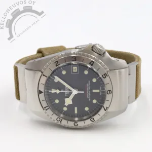 Tarjolle siistissä kunnossa oleva Tudor BB P01. Selkeälukuisella, hiukan vintage henkeä huokuvalla mustalla taululla jossa päivyri sekä loistavan lumen omaavat osoittimet ja indeksit. Harjattua terästä oleva kuori niinikään teräksisellä sukeltajankehällä jonka saa vapautettua kuoren yläosasta. Kokonaisuuden kruunaa mielenkiintoinen rannekeratkaisu joka yhdistää teräs- ja nahkapinnoitetun kumirannekkeen yhdistelmää. Kuvissa kiinni kelloon erikseen teetetty ja upeasti siihen sopiva ruskea Postale ranneke omalla soljella. Molemmat rannekkeet siistissä kunnossa. Koneistona toimii tarkoin käyntiarvoin tikkaava Tudor MT5612 -automaattikoneisto jossa 70h käyntivara. Full set, kellon takuukortti on päivätty kotimaisen jälleenmyyjän toimesta 12/2019.
