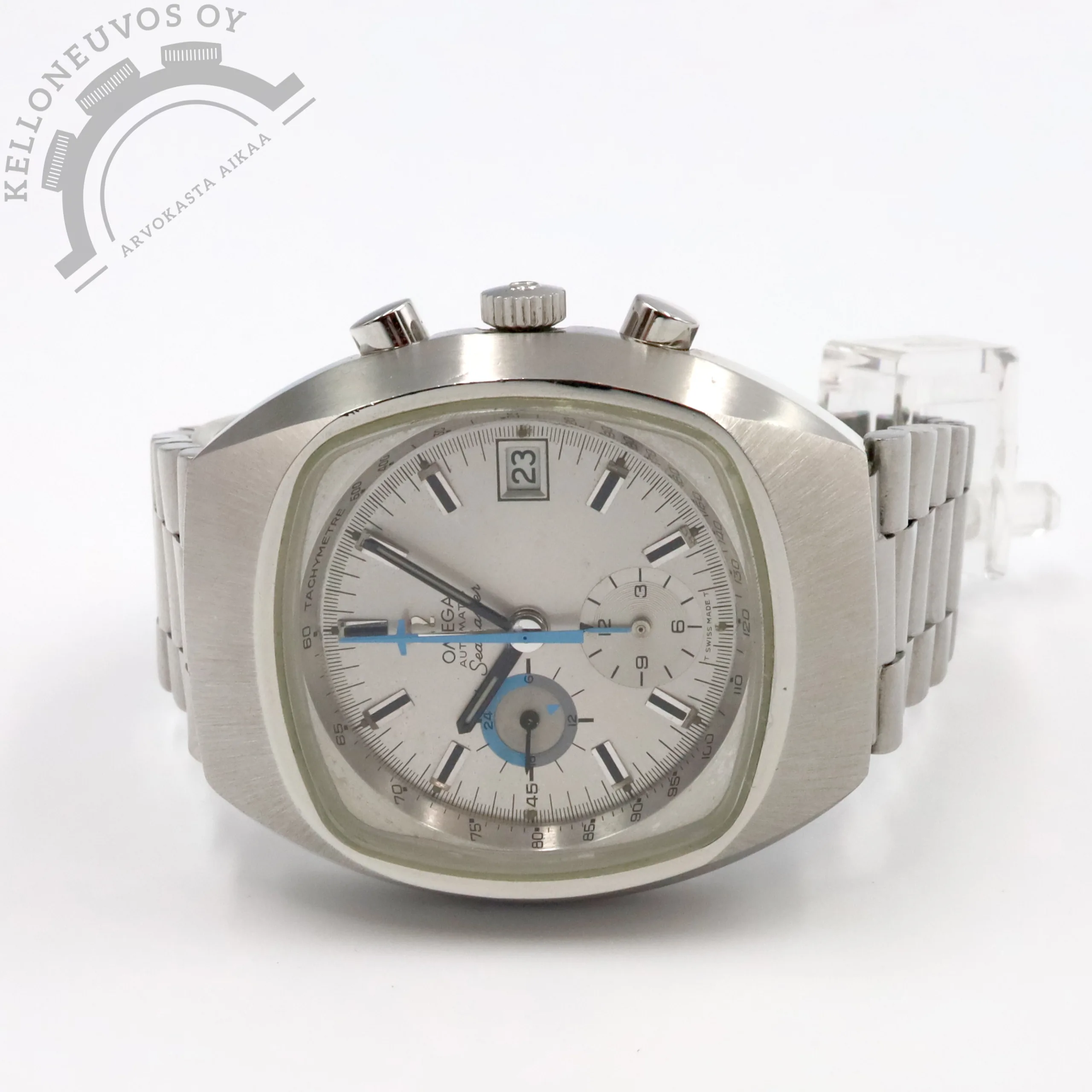 Omega Seamaster Chronograph "Jedi" 1 Tarjolle ikäisekseen erittäin siistissä kunnossa oleva sekä hiljattain Omegan virallisessa huollettu "Jedi". Upealla hopean/harmaalla taululla jossa päivyri, ajanotto, pikkusekunnit sekä näyttävät siniset osoittimet. Teräksinen TV-case tyylinen kuori yhdistettynä alkuperäiseen teräsrannekkeeseen. Koneistona toimii Omega 1040 -automaatti. Kelloa seuraa Omegan huoltoboksi, dokumentti Omegan virallisesta huollosta sekä huollossa vaihdetut osat. Kellossa kevyt kaiverrus takakannessa.