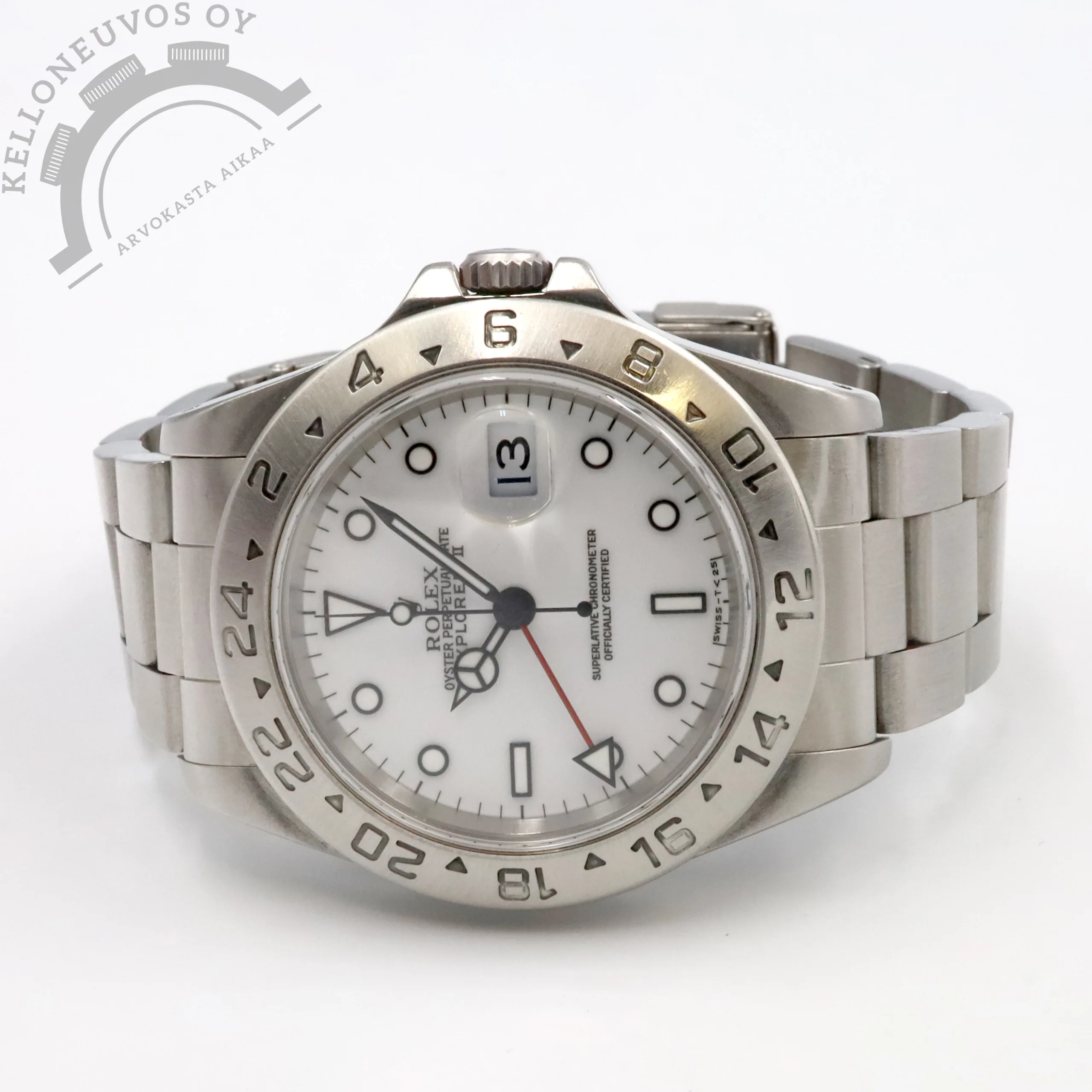 Rolex Explorer II "Polar" 1 Tarjolle ikäisekseen siistissä kunnossa ja kattavalla setillä varustettu Exp II "Polar". Upealla valkoisella taululla jossa päivyri sekä GMT -kaksoisaika. Teräksinen kuori niinikään teräksisellä kehällä yhdistettynä mukavan tuntuiseen teräsrannekkeeseen. Koneistona toimii Rolex 3185 -automaatti. Kelloa seuraa molemmat laatikot, manuaalit, takuutodistus sekä tuoreet käynti ja tiiviystesti tulokset. Kellon takuutodistus on leimattu 3/1998. Kello tarkastettu 12.12.2025 kellosepän toimesta ja siitä käynti sekä tiiviystesti tulokset, ei välitöntä huollon tarvetta. Tästä edullisesti upea Polar kohti uusia seikkailuja.