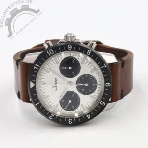 Tarjolle loppuunmyyty 200kpl Limited Edition Sinn. Upealla hopean värisellä sunburst taululla jossa mustat pikkutaulut. Teräksinen kuori 12h mustalla kehällä yhdistettynä laadukkaaseen ruskeaan nahkaan omalla soljella. Koneistona toimii loistavin käyntiarvoin tikkaava SW 510 -automaattikoneisto. Full set, kellon takuukortti on päivätty 12/2022.