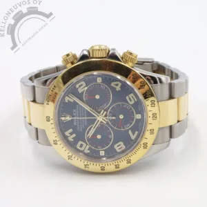 Etusivu 5 Tarjolle erittäin näyttävä Racing Blue -taululla varustettu teräs/kulta Daytona. Upealla sinisellä taululla jossa ajanotto sekä pikkusekunti -taulut upein punaisin yksityiskohdin varusteltuna unohtamatta loistavan lumen omaavia numeroindeksejä ja osoittimia. Juuri oikeassa, 40mm koossa oleva teräksinen kuori jossa 18K keltakultaa oleva tachymeter -kehä. Kokonaisuuden kruunaa laadukas teräs/kulta oyster-ranneke. Koneistona toimii loistavin käyntiarvoin tikkaava Rolex 4130 -automaatti. Kelloa seuraa laatikko, kuituliina, manuaalit, korttitasku, kalenteri, hang tag, vaihdettu taulu ja sen osoittimet sekä dokumentteja huollosta. Kellon valmistusvuosi on 2005 ja se on huollettu Lindroosin toimesta 3/2022 jolloin myös taulu vaihdettu. Tästä kattavan setin omaava sportti Daytona valmiina kohti uusia seikkailuja.