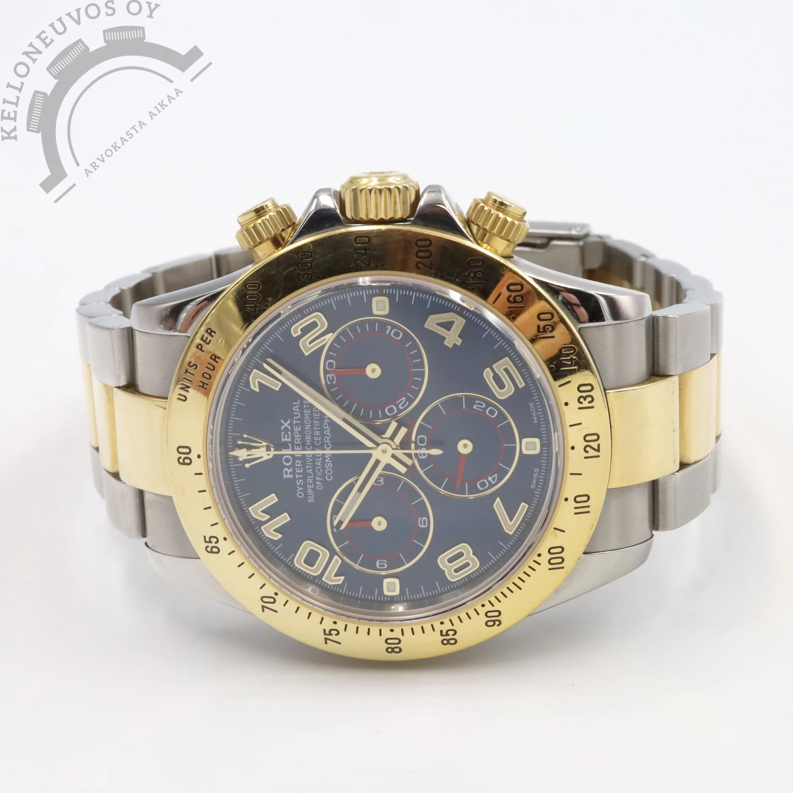 Rolex Cosmograph Daytona Racing Blue 1 Tarjolle erittäin näyttävä Racing Blue -taululla varustettu teräs/kulta Daytona. Upealla sinisellä taululla jossa ajanotto sekä pikkusekunti -taulut upein punaisin yksityiskohdin varusteltuna unohtamatta loistavan lumen omaavia numeroindeksejä ja osoittimia. Juuri oikeassa, 40mm koossa oleva teräksinen kuori jossa 18K keltakultaa oleva tachymeter -kehä. Kokonaisuuden kruunaa laadukas teräs/kulta oyster-ranneke. Koneistona toimii loistavin käyntiarvoin tikkaava Rolex 4130 -automaatti. Kelloa seuraa laatikko, kuituliina, manuaalit, korttitasku, kalenteri, hang tag, vaihdettu taulu ja sen osoittimet sekä dokumentteja huollosta. Kellon valmistusvuosi on 2005 ja se on huollettu Lindroosin toimesta 3/2022 jolloin myös taulu vaihdettu. Tästä kattavan setin omaava sportti Daytona valmiina kohti uusia seikkailuja.