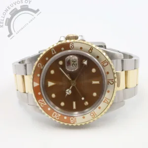 Etusivu 3 Tarjolle haluttu Rolex GMT-Master "Root Beer". Upean ruskealla aurinkohiotulla "Tiger´s eye" taululla josta löytyy päivyri sekä GMT-kaksoisaika. Teräksinen kuori yhdistettynä 18K kultaa olevaan kehään jossa näyttävä kaksivärinen "Root Beer" alumiini insertti. Kokonaisuuden kruunaa alkuperäinen 93153 -teräs/kulta ranneke 401B päätypaloilla. Koneistona toimii tarkoin käyntiarvoin tikkaava Rolex 3185 -automaatti. Kelloa seuraa molemmat laatikot, käyntitestitulokset, rannekkeen jatkopalat (täys pitkä) sekä alkuperäinen takuutodistus. Kellon takuutodistus on päivätty kotimaisen jälleenmyyjän toimesta 8/1991. Tästä ikäisekseen todella siistissä kunnossa oleva yksilö joko keräilyyn tai vaikka oman syntymävuoden kelloksi.