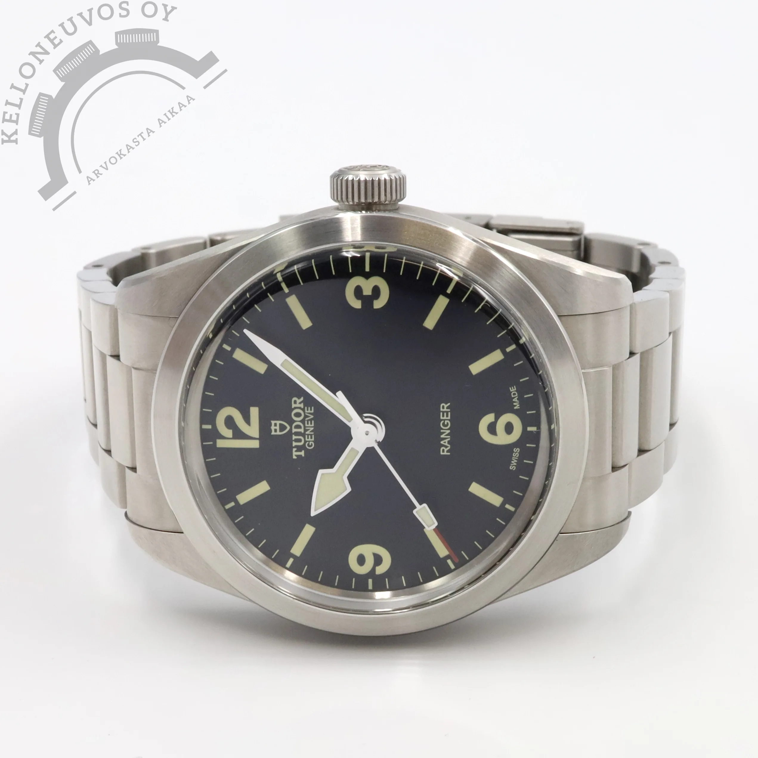 Tudor Ranger 1 Tarjolle huippukunnossa oleva Tudor Ranger. Selkeälukuinen musta taulu ilman mitään turhuuksia, kiillotettu kehä, teräksinen kuori sekä Tudorin laadukas T-fit teräsranneke. Koneistona toimii Tudorin COSC- sertifioitu MT5402 -automaatti jossa 70h käyntivara. Full set, kellon takuukortti on päivätty 7/2022. Ovh. 3720e.