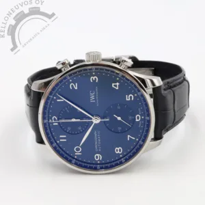 Tarjolle huippukunnossa oleva, klassisen tyylikäs Portugieser Chronograph. Erittäin näyttävällä sinisellä taululla josta löytyy ajanotto, pikkusekunnit sekä tyylikkäät osoittimet ja indeksit. Teräksinen kuori kiillotetulla kehällä. Rannekkeina kuvissa kiinni oleva alkuperäinen musta alligaattorin nahkaranneke omalla perhoslukolla. Lisäksi mukaan tulee kelloon loistavasti istuva erikseen ostettu mallin oma teräsranneke jonka arvo noin 1500e. Safiirilasi suojaa kellon etupuolta ja niinikään safiirisen takakannen alla tikkaa erittäin tarkoin käyntiarvoin IWC 69355 -automaatti jolle luvataan 46h käyntivara. Full set, kellon takuukortti on päivätty 3/2022. Kellon ovh. 9 600e + erikseen ostettu teräsranneke.