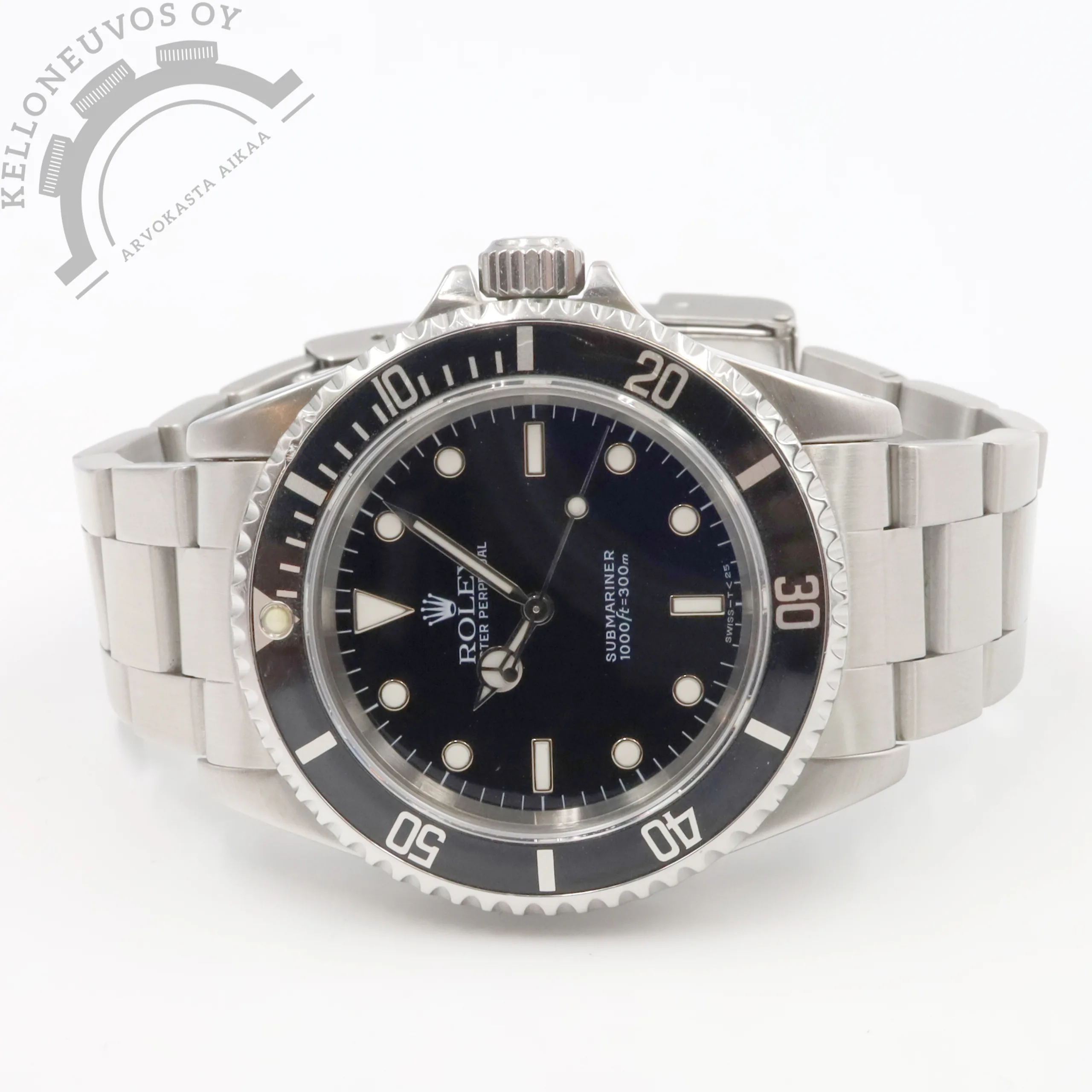 Rolex Submariner No Date (Ref. 14060) 1 Tarjolle siistissä kunnossa oleva ja hiljattain Rolexin virallisessa huollettu pelti Subi. Selkeälukuisella mustalla tritium-taululla sekä mustalla peltikehällä. Teräksinen kuori reikä lugeilla sekä teräsrannekkeella. Rannekkeessa 11 linkkiä joten mahtuu näillä paloilla noin 19cm ranteeseen. Safiirilasi suojaa kellon etupuolta kun taas teräksisen takakannen alla tikkaa tarkasti Rolex Cal. 3000- automaattikoneisto. U -sarjalainen vuodelta 1998. Kelloa seuraa huoltoboksi, kirjallinen dokumentti huollosta sekä Rolexin NFC-huoltokortti. Kello on täyshuollettu Rolexin virallisessa huollossa 6/2025. Tässä loistava tilaisuus hankkia itselle vaikka oman syntymävuoden kello.