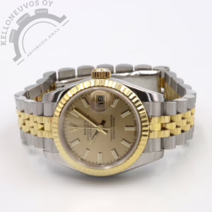 Tarjolle upea, täyden setin omaava Lady Datejust. Näyttävällä samppanja taululla jossa päivyri luupilla sekä upeat kultaiset osoittimet ja indeksit. Teräksinen kuori 18K kultaisella fluted kehällä sekä kruunulla varusteltuna. Rannekkeena teräs/kulta jubilee-ranneke jossa crownclasp. Koneistona toimii Rolex 2235 -automaatti. Täydellinen full set jonka takuutodistus on päivätty kotimaisen jälleenmyyjän toimesta 11/2007. Kello on huollettu 7/2017 ja lisäksi sille on tehty käynnin säätö sekä tiiviystestit 3/2026 josta mukaan asianmukaiset dokumentit. Tästä paremman puoliskon rannetta koristamaan upea Lady Datejust.