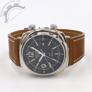 Tarjolle harvemmin saatavilla oleva Panerai Radiomir GMT Alarm. Mustalla taululla josta löytyy päivyri luupilla, GMT-kaksoisaika näyttö sekä mekaanisen herätyksen osoitin ja ulkokehän 12h asteikko herätysajan asetusta varten. Kiillotettu teräksinen kuori lankalugeilla sekä kiillotetulla kehällä. Kokonaisuuden kruunaa 4kpl rannekkeita joista kaksi perinteisellä soljella toimivia ja kaksi alkuperäiseen perhoslukkoon sopivia, yksi ranneke Panerain alkuperäinen. Safiirilasi suojaa kelloa molemmin puolin ja takakannen läpi pääset ihastelemaan hienosti viimeisteltyä OP/GP59 automaattikoneistoa joka pohjautuu Girard-Peeregaux GP59 koneistoon. Full set, kellon takuukortti on päivätty 10/2005. Kello hyvin siistissä kunnossa ja käy loistavin käyntiarvoin.