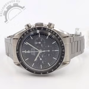 Tarjolle vintage-herkkua! Ikäisekseen siistikuntoisella HF-kuorella, alkuperäisellä tritiumtaululla sekä osoittimilla varustettu Moonwatch vuodelta 1967. Kello on nähnyt elämää joten ajantuomaa patinaa on joka vain tekee yksilöstä entistä hienomman. Taulun indeksien lumemassa ajansaatossa haurastunut ja se on jossain kohtaa poistettu kokonaan, muuten taulu lähes virheetön. Alkuperäinen DON-bezel niinikään vaihdettu joskus huollon yhteydessä uudemman mallin bezeliin. Rannekkeena Uncle Seikon teräs jossa kiinni Omegan oma claspi, kyseinen ranneke jäljittelee alkuperäistä ranneketta. Koneistona toimii legendaarinen Cal. 321 -manuaalikaliiperi. Kelloa seuraa laatikko ja tuoreet käyntitesti tulokset. Ei dokumentoitua huoltohistoriaa.