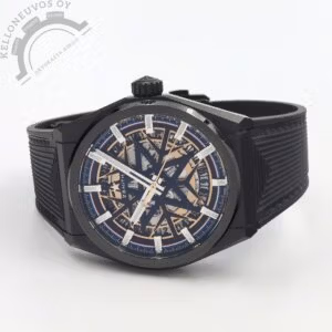 Tarjolle upea Limited Edition Zenith joka valmistettu yhteistyössä Ranskalaisen lasketteluvaatebrändi Fusalpin kanssa. Kyseistä malli valmistettu ainoastaan 300kpl rajattu erä eikä lisää tule. Näyttävällä skeleton taululla jossa Zenithin tähtikuvio sekä Fusalp lumihiutale teema upeasti yhdistettynä. Ohut musta keraaminen kuori joka erittäin kevyt ja loistavasti naarmuja kestävä. Kokonaisuuden kruunaa laadukas musta kumiranneke keraamisella linkkulukolla jota koristaa iso Zenithin tähti. Safiirilasit molemmin puolin runkoa, takakannen läpi pääset ihastelemaan Zenith Elite 670 -automaattikoneistoa jossa noin 50h käyntivara. Kelloa seuraa molemmat laatikot, manuaali, korttitasku, takuukortti sekä alkuperäinen ostokuitti. Kellon takuukortti on päivätty 12/2022.