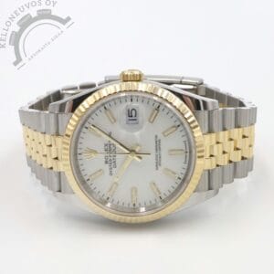 Tarjolle täysin uudenveroisessa kunnossa oleva klassikko Datejust 36 teräs/kulta. Upealla valkoisella taululla jossa päivyri sekä näyttävyyttä lisäävät kultaiset osoittimet ja indeksit. Teräksinen kuori jossa keltakultainen fluted-kehä sekä keltakultaa oleva nuppi. Kokonaisuuden kruunaa laadukas teräskulta jubilee-ranneke jossa keskipalat keltakultaa ja sivut harjattua terästä. Koneistona toimii 3235 -automaatti jolle luvataan 70h käyntivara. Kyseessä täydellinen full set alkuperäistä ostokuittia myöden. Kellon takuukortti on päivätty kotomaisen jälleenmyyjän toimesta 8/2023. Lisäksi kelloon on tehty kiilloitus työ sekä koneiston kunnon tarkastus 4/2026 Lindroosilla ja tästä mukaan dokumentit. Ovh. 15 750e.