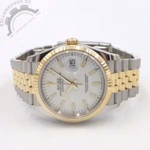 Tarjolle täysin uudenveroisessa kunnossa oleva klassikko Datejust 36 teräs/kulta. Upealla valkoisella taululla jossa päivyri sekä näyttävyyttä lisäävät kultaiset osoittimet ja indeksit. Teräksinen kuori jossa keltakultainen fluted-kehä sekä keltakultaa oleva nuppi. Kokonaisuuden kruunaa laadukas teräskulta jubilee-ranneke jossa keskipalat keltakultaa ja sivut harjattua terästä. Koneistona toimii 3235 -automaatti jolle luvataan 70h käyntivara. Kyseessä täydellinen full set alkuperäistä ostokuittia myöden. Kellon takuukortti on päivätty kotomaisen jälleenmyyjän toimesta 8/2023. Lisäksi kelloon on tehty kiilloitus työ sekä koneiston kunnon tarkastus 4/2026 Lindroosilla ja tästä mukaan dokumentit. Ovh. 15 750e.