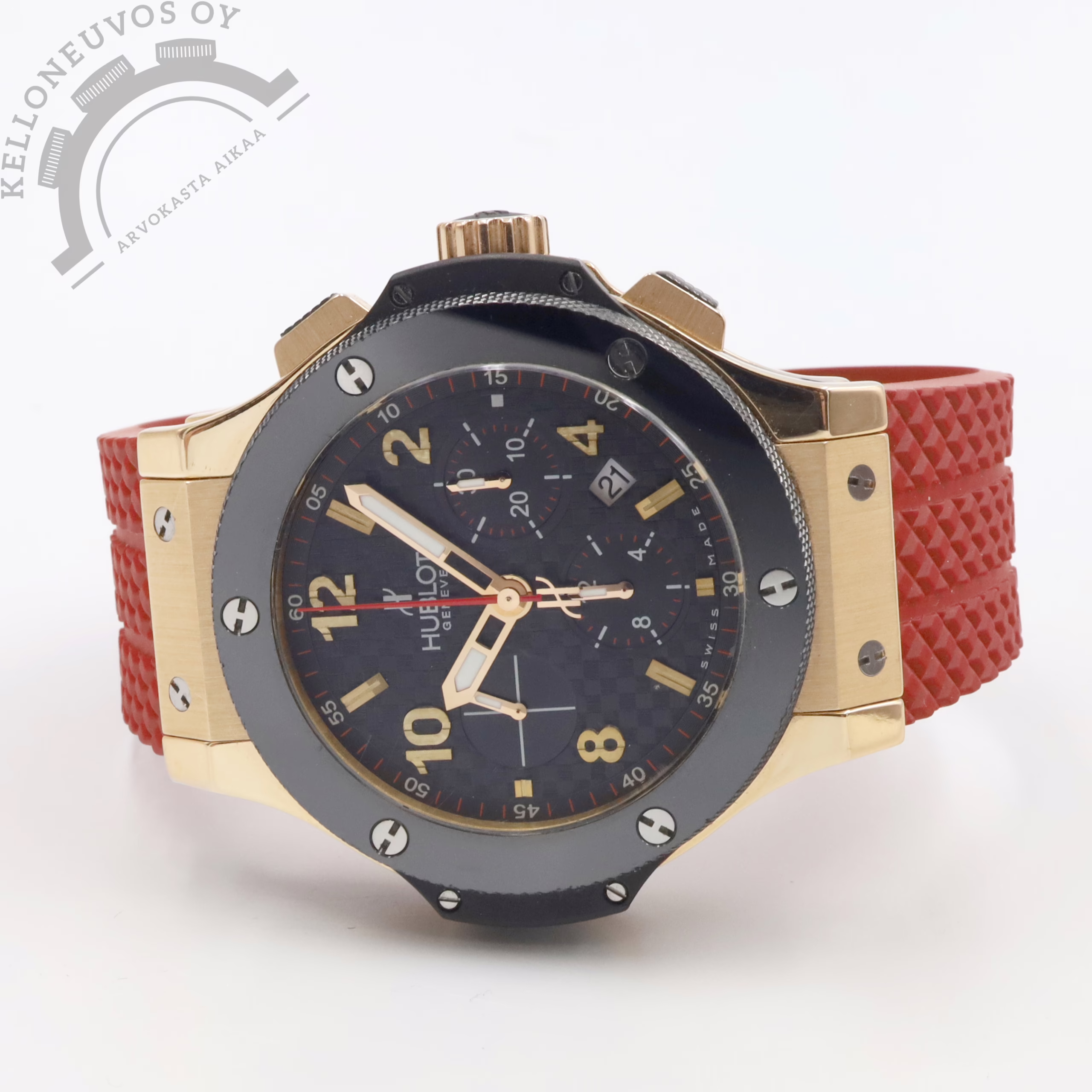 Hublot Big Bang Original Gold Ceramic 44mm 1 Tarjolle tajuttoman upea 18K ruusukultaa ja keraamia yhdistävä Big Bang. Näyttävällä mustalla hiilikuitutaululla josta löytyy päivyri, ajanotto, pikkusekunnit sekä hienot kultaiset osoittimet ja indeksit. 18K punakultaa oleva kuori jossa musta keraaminen kehä. Kokonaisuuden kruunaa erittäin mukava burgundin punainen kumiranneke linkkulukolla jossa 18K punakultainen claspi. Lisäksi mukaan tulee myös merkin oma musta kumiranneke. Koneistona loistavin käyntiarvoin tikkaava HUB4100 -automaattikoneisto jossa 44h käyntivara. Kelloa seuraa laatikko, merkin huoltoboksi, toinen kumiranneke sekä dokumentit huollosta. Kello on rekisteröity Hublotin järjestelmään 7/2006 ja se on täyshuollettu 8/2021.