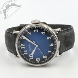 Tarjolle todella upea H. Moser & Cie. Heritage Centre Seconds. Erittäin näyttävällä, syvänsinisellä Funky Blue fumé taululla joka yksi Moserin halutuimmista taulusävyistä. Kiillotettu teräksinen kuori sekä kehä tyylikkäillä lankalugeilla varusteltuna. Rannekkeina alkuperäinen ruskea nahka sekä erikseen mukaan tilattu harmaa nahka, molemmat Moserin omia. Safiirilasit molemmin puolin kuorta, takakannen läpi pääset ihastelemaan upeasti viimeisteltyä HMC 200 -inhouse automaattikoneistoa jossa noin 72h käyntivara. Full set, kellon takuukortti on päivätty 6/2022.