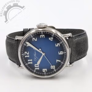 Tarjolle todella upea H. Moser & Cie. Heritage Centre Seconds. Erittäin näyttävällä, syvänsinisellä Funky Blue fumé taululla joka yksi Moserin halutuimmista taulusävyistä. Kiillotettu teräksinen kuori sekä kehä tyylikkäillä lankalugeilla varusteltuna. Rannekkeina alkuperäinen ruskea nahka sekä erikseen mukaan tilattu harmaa nahka, molemmat Moserin omia. Safiirilasit molemmin puolin kuorta, takakannen läpi pääset ihastelemaan upeasti viimeisteltyä HMC 200 -inhouse automaattikoneistoa jossa noin 72h käyntivara. Full set, kellon takuukortti on päivätty 6/2022.