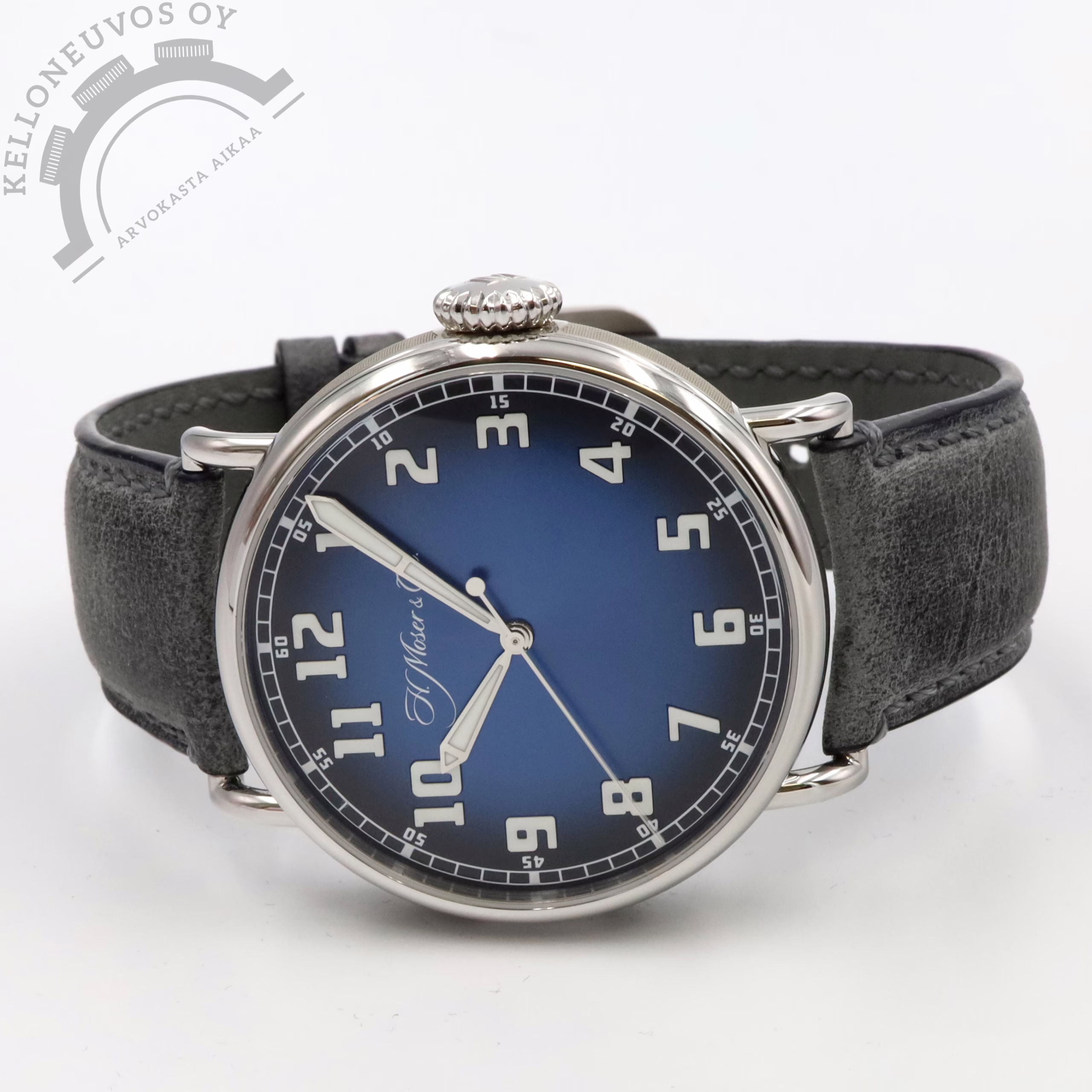 H. Moser & Cie. Heritage Centre Seconds 1 Tarjolle todella upea H. Moser & Cie. Heritage Centre Seconds. Erittäin näyttävällä, syvänsinisellä Funky Blue fumé taululla joka yksi Moserin halutuimmista taulusävyistä. Kiillotettu teräksinen kuori sekä kehä tyylikkäillä lankalugeilla varusteltuna. Rannekkeina alkuperäinen ruskea nahka sekä erikseen mukaan tilattu harmaa nahka, molemmat Moserin omia. Safiirilasit molemmin puolin kuorta, takakannen läpi pääset ihastelemaan upeasti viimeisteltyä HMC 200 -inhouse automaattikoneistoa jossa noin 72h käyntivara. Full set, kellon takuukortti on päivätty 6/2022.