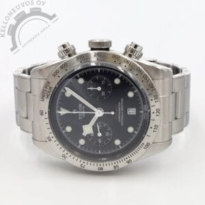 Tarjolle tyylikäs Tudor Black Bay Chrono. Mustalla taululla josta löytyy päivyri, ajanotto sekä pikkusekunnit unohtamatta loistavan lumen omaavia osoittimia ja indeksejä. Kiillotettu teräksinen kuori jossa kiinteä teräksinen tachymeter kehä. Kokonaisuuden kruunaa Tudorin laadukas teräsranneke. Koneistona toimii Tudor MT5813 -automaatti jolle luvataan 70h käyntivara. Kelloa seuraa laatikko, manuaalit, hang tag, rannekkeen jatkopalat, tuoreet käyntitestitulokset sekä takuukortti. Kellon takuukortti on päivätty kotimaisen jälleenmyyjän toimesta 6/2019. Kellossa normaalia käytöstä tullutta kulumaa.