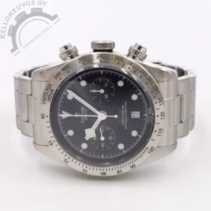 Tarjolle tyylikäs Tudor Black Bay Chrono. Mustalla taululla josta löytyy päivyri, ajanotto sekä pikkusekunnit unohtamatta loistavan lumen omaavia osoittimia ja indeksejä. Kiillotettu teräksinen kuori jossa kiinteä teräksinen tachymeter kehä. Kokonaisuuden kruunaa Tudorin laadukas teräsranneke. Koneistona toimii Tudor MT5813 -automaatti jolle luvataan 70h käyntivara. Kelloa seuraa laatikko, manuaalit, hang tag, rannekkeen jatkopalat, tuoreet käyntitestitulokset sekä takuukortti. Kellon takuukortti on päivätty kotimaisen jälleenmyyjän toimesta 6/2019. Kellossa normaalia käytöstä tullutta kulumaa.