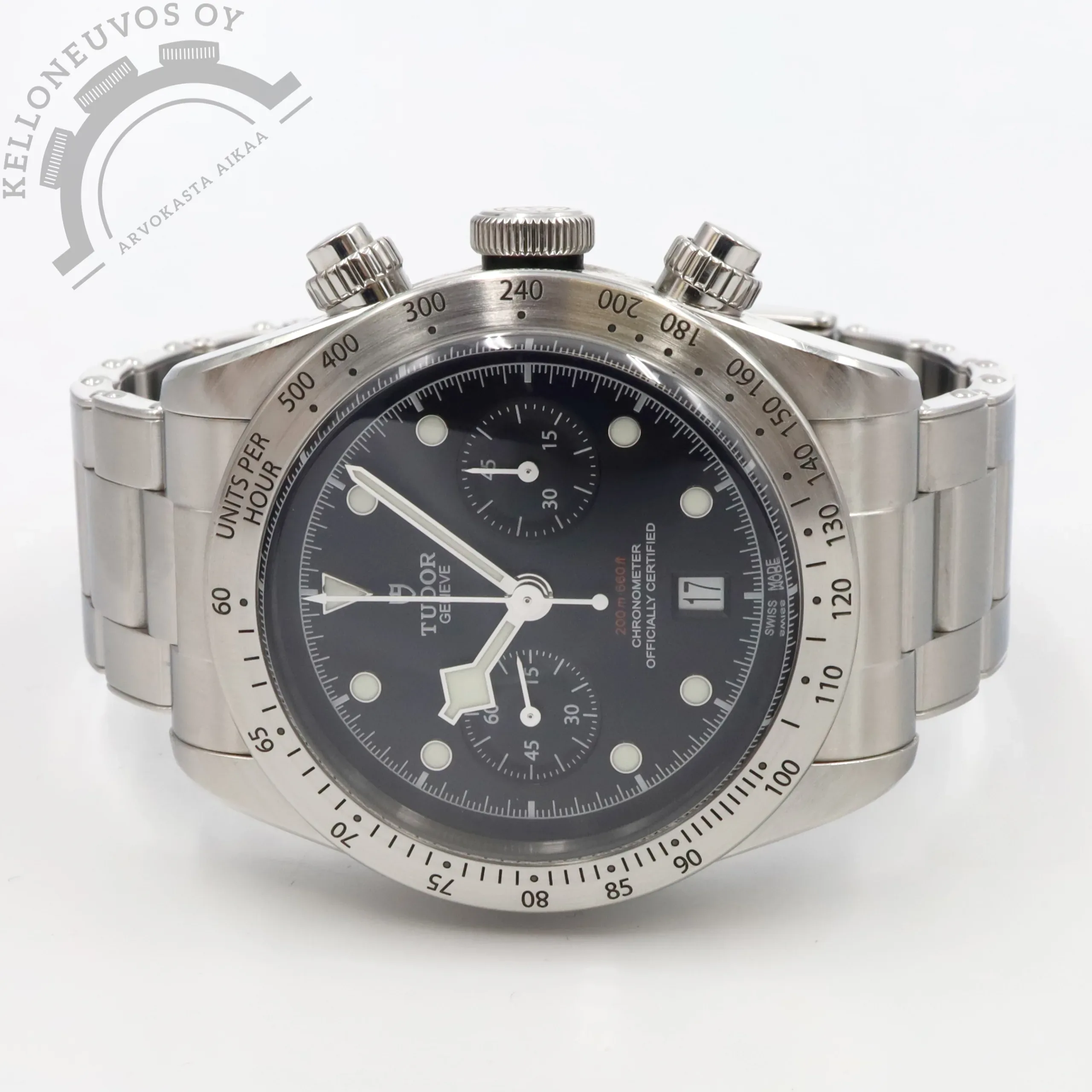 Tudor Black Bay Chrono 41mm 1 Tarjolle tyylikäs Tudor Black Bay Chrono. Mustalla taululla josta löytyy päivyri, ajanotto sekä pikkusekunnit unohtamatta loistavan lumen omaavia osoittimia ja indeksejä. Kiillotettu teräksinen kuori jossa kiinteä teräksinen tachymeter kehä. Kokonaisuuden kruunaa Tudorin laadukas teräsranneke. Koneistona toimii Tudor MT5813 -automaatti jolle luvataan 70h käyntivara. Kelloa seuraa laatikko, manuaalit, hang tag, rannekkeen jatkopalat, tuoreet käyntitestitulokset sekä takuukortti. Kellon takuukortti on päivätty kotimaisen jälleenmyyjän toimesta 6/2019. Kellossa normaalia käytöstä tullutta kulumaa.