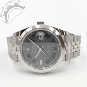 Tarjolle tuorein paperein varustettu, upeakuntoinen Rolex Datejust 41 Wimbledon. Selkeälukuisella ja näyttävällä harmaalla taululla jossa päivyri. Teräksinen kuori, smooth bezel sekä laadukas jubilee-teräsranneke. Koneistona toimii Rolex 3235 -automaattikaliiperi jossa 70h käyntivara. Full set, kellon takuukortti on päivätty 12/2025.