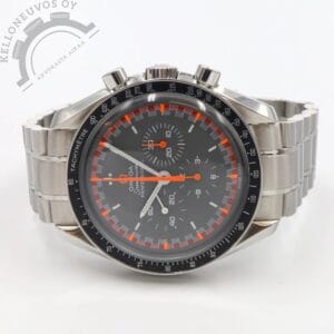 Tarjolle hiljattain täyshuollettu, harvemmin tarjolla oleva Omega Speedmaster Professional “Japan Racing”. Kello on modaus alkuperäisestä Speedmasterin erikoismallista jota valmistettu aikanaan Japanin markkinoille rajattu erä vuonna 2004 tasan 2004 kappaletta. Myynnissä oleva kello on perinteisestä Speedmasterista modattu eli siihen on vaihdettu Omegan alkuperäiset Japan Racing osat. Käytännössä siis aito Japan Racing taulu joka tummanharmaa/oranssi sekä aidot Japan Racing osoittimet. Todella näyttävä sekä sporttinen kokoinaisuus joka erottuu todella edukseen normaaliin Speedmasteriin verrattuna. Mukaan tulee myös alkuperäinen taulu sekä osoittimet joten kellon saa vaihdettua normaali Speedmasteriksi niin halutessaan. Kelloa seuraa laatikko, manuaalit, takuukortti, huollossa vaihdetut osat sekä dokumentti Omegan virallisesta täyshuollosta. Kellon takuukortti on päivätty 6/2001 ja se on täyshuollettu 11/2025. Nappaa tästä talteen huippukunnossa oleva yksilö jollaista ei toista ihan hevillä vastaan tule.