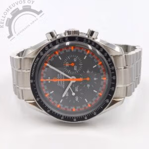 Tarjolle hiljattain täyshuollettu, harvemmin tarjolla oleva Omega Speedmaster Professional “Japan Racing”. Kello on modaus alkuperäisestä Speedmasterin erikoismallista jota valmistettu aikanaan Japanin markkinoille rajattu erä vuonna 2004 tasan 2004 kappaletta. Myynnissä oleva kello on perinteisestä Speedmasterista modattu eli siihen on vaihdettu Omegan alkuperäiset Japan Racing osat. Käytännössä siis aito Japan Racing taulu joka tummanharmaa/oranssi sekä aidot Japan Racing osoittimet. Todella näyttävä sekä sporttinen kokoinaisuus joka erottuu todella edukseen normaaliin Speedmasteriin verrattuna. Mukaan tulee myös alkuperäinen taulu sekä osoittimet joten kellon saa vaihdettua normaali Speedmasteriksi niin halutessaan. Kelloa seuraa laatikko, manuaalit, takuukortti, huollossa vaihdetut osat sekä dokumentti Omegan virallisesta täyshuollosta. Kellon takuukortti on päivätty 6/2001 ja se on täyshuollettu 11/2025. Nappaa tästä talteen huippukunnossa oleva yksilö jollaista ei toista ihan hevillä vastaan tule.